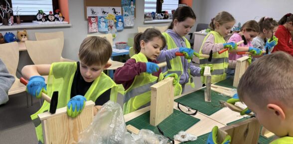 Warsztaty stolarskie podczas ferii