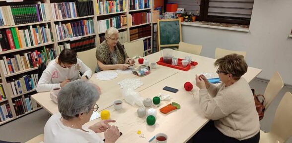 Międzypokoleniowe szydełkowanie w naszej świetlicy