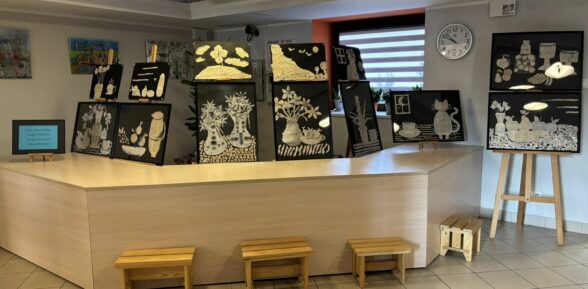 Nowa wystawa prac uczestników zajęć Rysunek i malarstwo