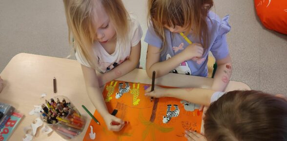 #htmlcaption_71478 Bajki, bajeczki z bibliotecznej półeczki czyli świetlicowe spotkania z przedszkolakami