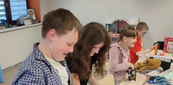 Kolejny dzień szycia w bibliotecznej świetlicy